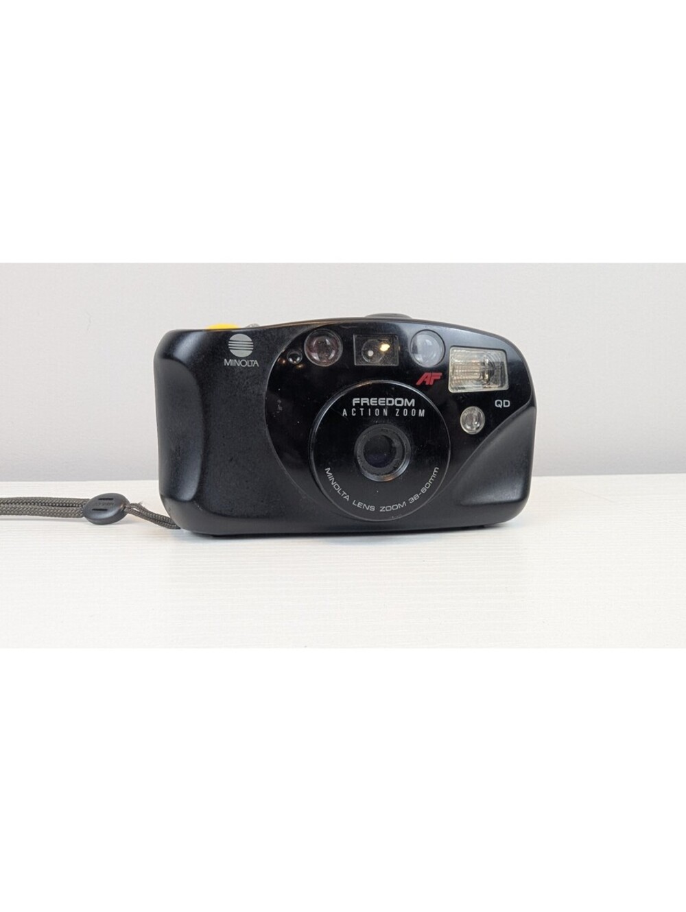 Minolta Freedom Action Zoom 35mm Point & Shoot Camera with Flash 38-60 mm